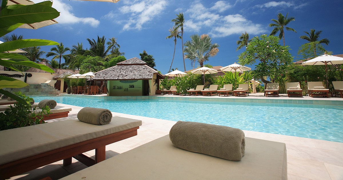 jardim com piscina em hotel